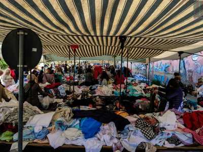 In via Giuseppe di Vittorio, alla periferia di Trani, ogni marted� mattina da pi� di trent�anni si tiene un grande mercato dell'usato dove � possibile trovare di tutto: vestiti, scarpe, cappelli, borse, ma anche libri e giocattoli 
